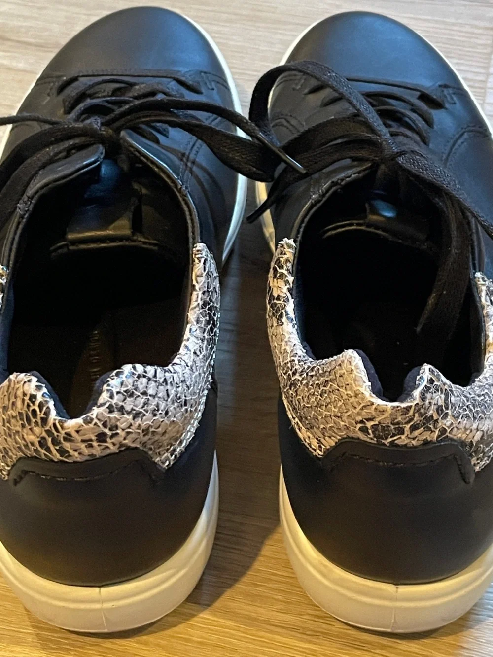 ECCO Women's Soft 8 Street 2.0 Sneakers in Black/Limestone Snake EUC - Picture 3 of 7